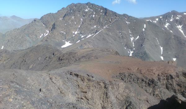 Photo of Descent route ridge in foreground with Anrhemer behind